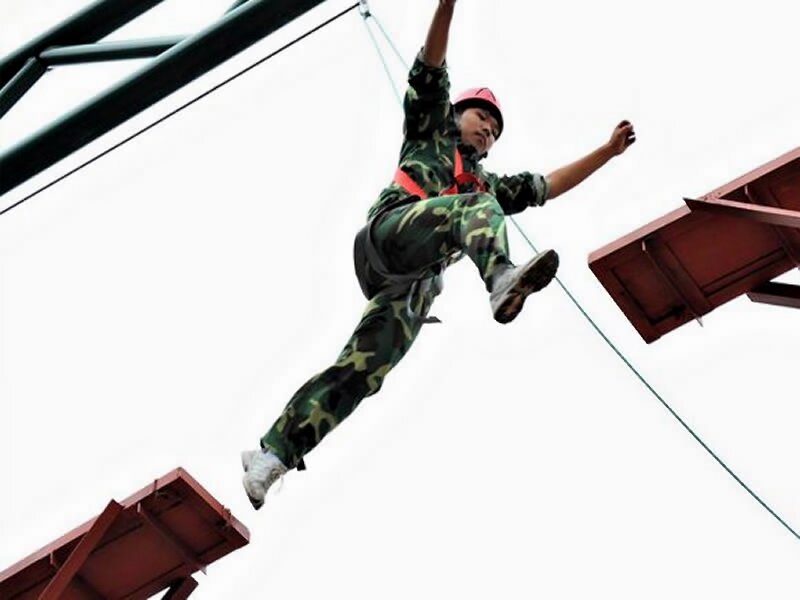 昆明團(tuán)隊野外拓展活動騰沖公司拓展培訓(xùn)高空項(xiàng)目《高空斷橋》