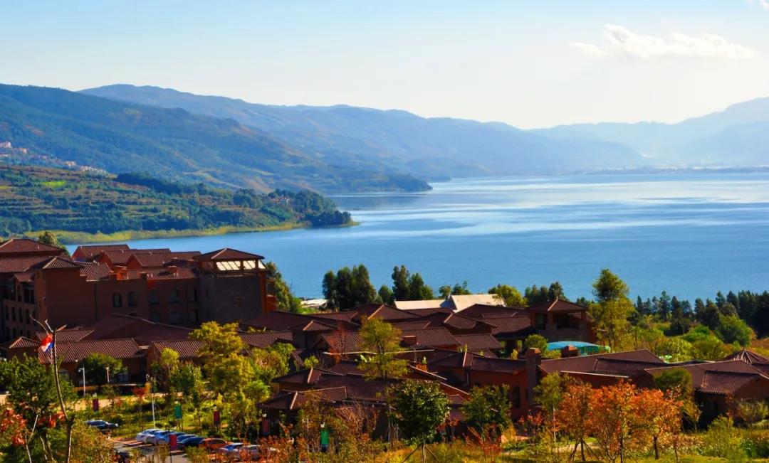 60多個(gè)溫泉泡池，推窗俯瞰陽宗海景，這是一家神仙酒店—云南華僑城群櫻薈度假酒店