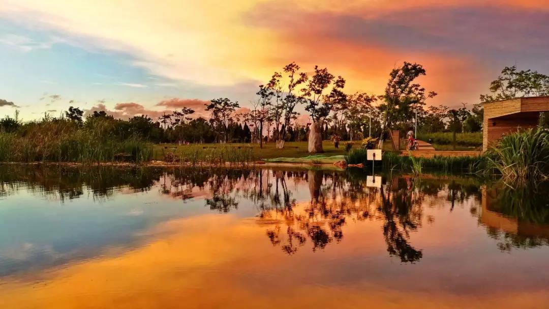 騎行去環(huán)滇池，仿佛就是一次修行， 環(huán)湖一圈昆明， 湖光山色、古鎮(zhèn)、濕地， 各色美景盡收眼里， 這樣不乏情調又有挑戰(zhàn)的體驗， 建議你一定要嘗試一次！