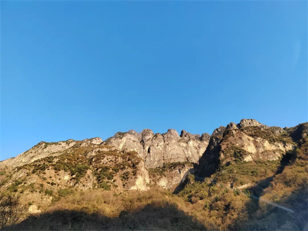 昆明旅游：牯牛山李子溝村，除了開花洋芋，還有壯美夕陽下……